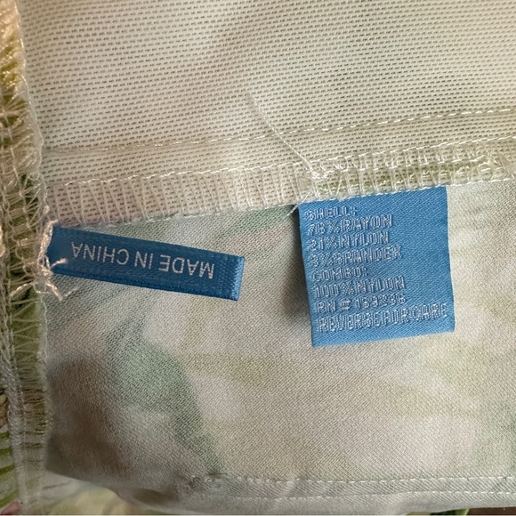 J. McLaughlin Shorts Masie Womens 4 White Floral Palm Trees Hawaiian Bermuda - Picture 5 of 8